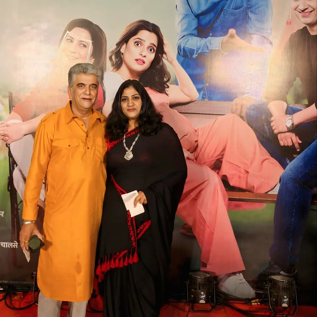 पल्लवी यांनी ओळख नसतानाही शांतपणे प्रवास केला, पण मनातल्या मनात त्यांनी ही बाब फोनवर त्यांच्या मैत्रिणीला सांगितली. बसमधून उतरल्यावर पल्लवी यांनी हिंमत करून गिरीश ओक यांच्याकडे त्यांचा फोन नंबर विचारला. ओक यांनी लगेच तो दिलाही. या एका भेटीतून त्यांची ओळख वाढली आणि या ओळखीचे हळूहळू प्रेमात रूपांतर झाले.