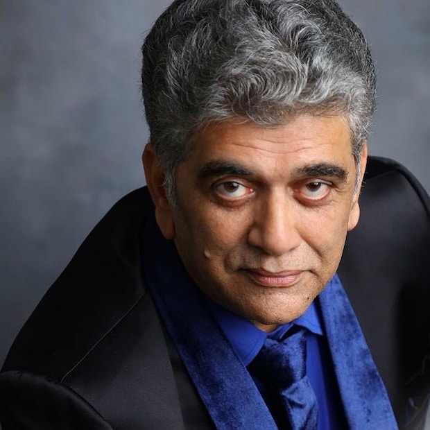 पल्लवी आधीच बसमध्ये बसलेल्या होत्या आणि कर्वेनगरला बस आल्यावर गिरीश ओक गाडीत चढले. बसमधील सीट मागे-पुढे असतानाही कंडक्टरने त्यांना जवळजवळ बसण्यास सांगितले.