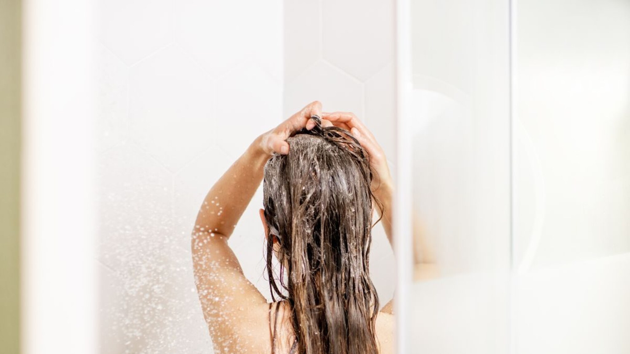 अंघोळीला गेली मुलगी, तासाभरानंतरही आली नाही बाहेर, आता करतेय काय? दरवाजा तोडला आणि जे दिसलं ते पाहून सगळेच हादरले