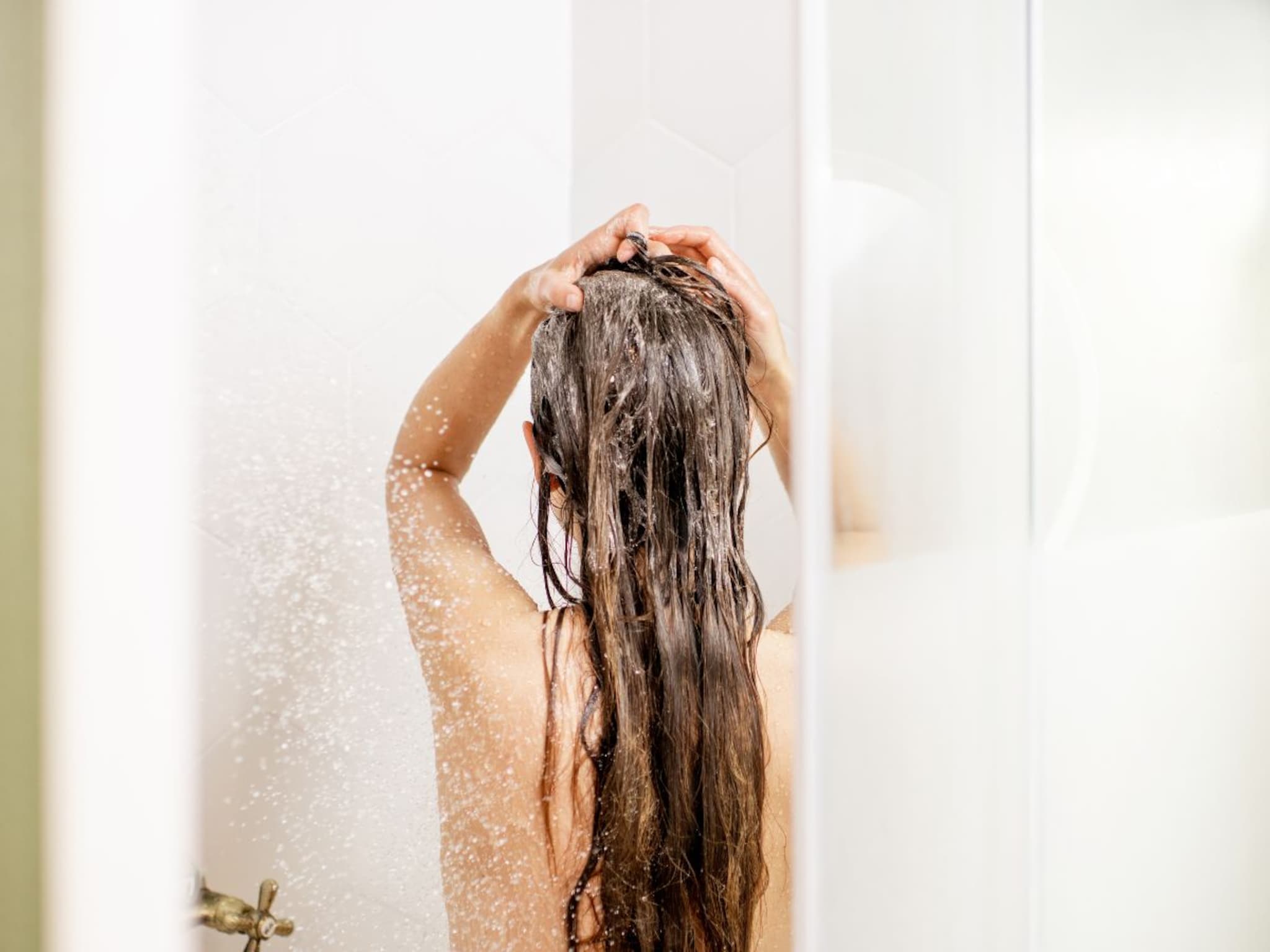 अंघोळीला गेली मुलगी, तासाभरानंतरही आली नाही बाहेर, आता करतेय काय? दरवाजा तोडला आणि जे दिसलं ते पाहून सगळेच हादरले