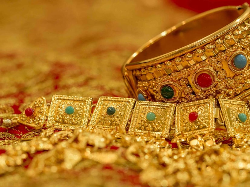 सोने (Gold) हे केवळ एक मौल्यवान धातू नसून ते संपत्ती, सौंदर्य आणि गुंतवणुकीचे प्रतीक देखील मानले जाते. त्याकडे स्त्रीधन म्हणून ही पाहिलं जातं तर काही लोक त्याकडे सेफ्टी म्हणून देखील पाहातात. प्रत्येक भारतीय घरात सोनं हे असतंच. भारतात तर सोन्याशिवाय लग्नच होत नाहीत. सोने (Gold) हे केवळ एक मौल्यवान धातू नसून ते संपत्ती, सौंदर्य आणि गुंतवणुकीचे प्रतीक देखील मानले जाते. त्याकडे स्त्रीधन म्हणून ही पाहिलं जातं तर काही लोक त्याकडे सेफ्टी म्हणून देखील पाहातात. प्रत्येक भारतीय घरात सोनं हे असतंच. भारतात तर सोन्याशिवाय लग्नच होत नाहीत.