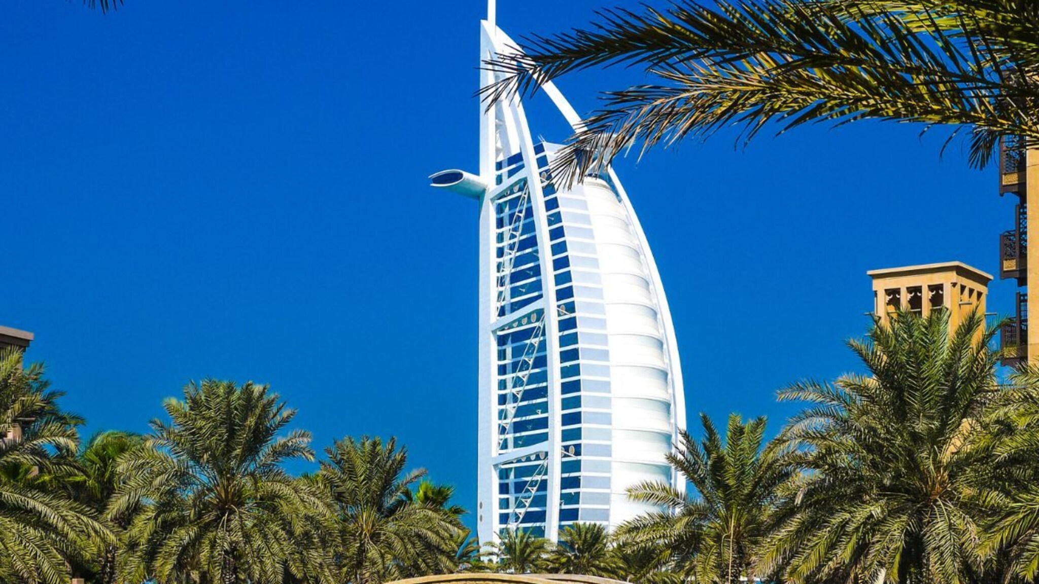 GK : दुबई विसरुन जा, भारताच्या 'या' शेजारील देशात ही मिळतं स्वस्त सोनं, तुम्हाला माहितीय का नाव?