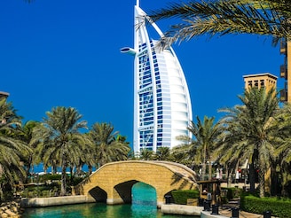 दुबई विसरुन जा, भारताच्या 'या' शेजारील देशात ही मिळतं स्वस्त सोनं, सांगा नाव