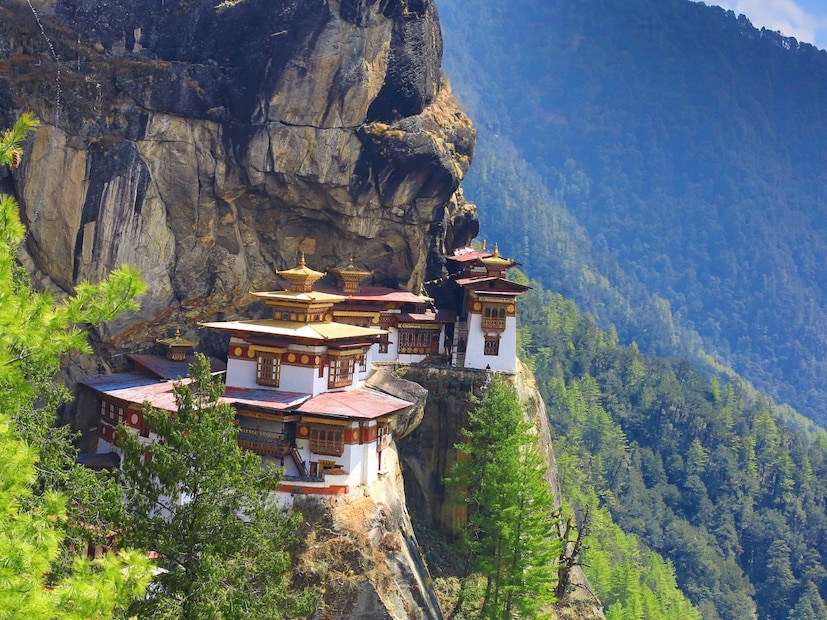 संपूर्ण जगात, भारताचा पूर्वेकडील शेजारी देश भूतान येथे सोनं सर्वात स्वस्त दरात मिळतं. भूतानमध्ये सोन्याची किंमत कमी असण्यामागे काही विशिष्ट कारणे आहेत, ज्यामुळे ते एक अद्वितीय बाजारपेठ म्हणून ओळखले जाते: