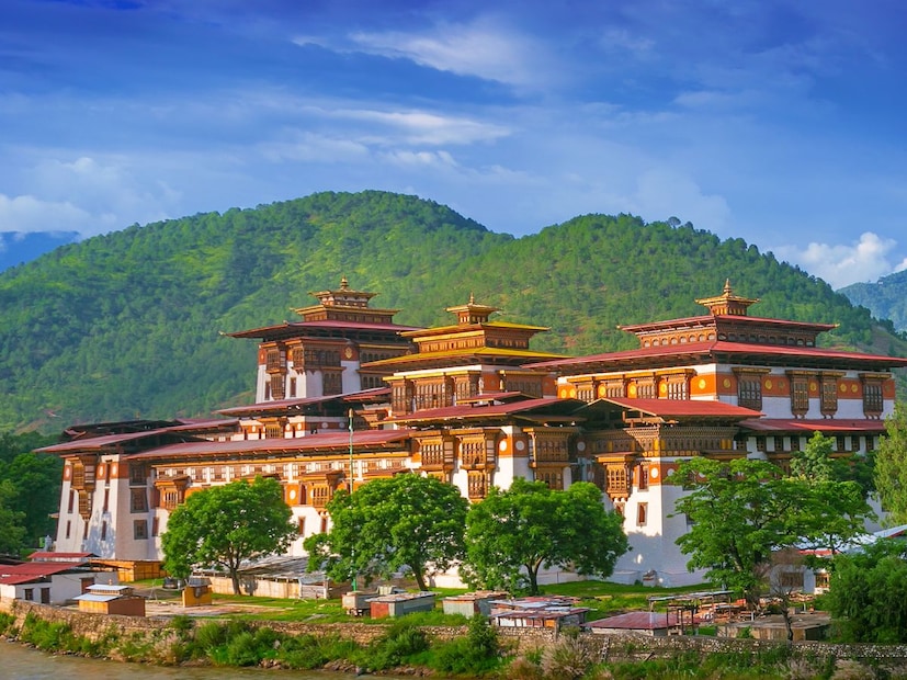 कमी कर आणि शुल्क (Low Tax and Duty): भूतान सरकारने सोन्याच्या आयातीवर (Import) अतिशय कमी आयात शुल्क (Import Duty) लावले आहे. याशिवाय, सोन्याच्या विक्रीवर भूतानमध्ये कोणताही कर (Tax) लागत नाही.