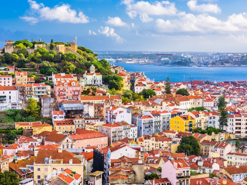 व्हॅटिकन सिटीमध्ये उच्चस्तरीय सुरक्षा आणि कडक पाळत ठेवली जाते. येथे प्रसिद्ध स्वित्झर्लंड गार्ड्स (Swiss Guards) आणि इतर सुरक्षा कर्मचारी तैनात असतात. हे सुरक्षा अधिकारी केवळ धार्मिक आणि राजकीय स्थळांचेच नव्हे, तर संपूर्ण व्हॅटिकनच्या सुरक्षेची जबाबदारी सांभाळतात. कोणत्याही असामान्य हालचालींना त्वरित थांबवण्यासाठी ही यंत्रणा सज्ज असते.