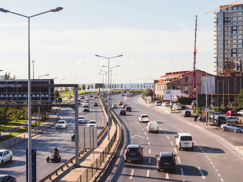 व्हॅटिकन सिटीची कडक धार्मिक संस्कृती आणि शिस्त देखील गुन्हेगारीला रोखण्यात महत्त्वाची भूमिका बजावते. येथील नागरिक मुख्यत्वे धार्मिक कार्य आणि नियमांचे पालन करतात. अशा वातावरणात चोरी किंवा पाकिटमारीसारखे छोटे गुन्हेही घडणे अत्यंत दुर्मिळ आहे.जरी कधी एखादा किरकोळ गुन्हा घडलाच, तरी गुन्हेगारांना इटलीच्या न्यायव्यवस्थेकडे सोपवले जाते. यामुळे कायद्याचे पालन सुनिश्चित होते आणि देशाला स्वतःचे मोठे तुरुंगगृह चालवण्याची गरज पडत नाही.