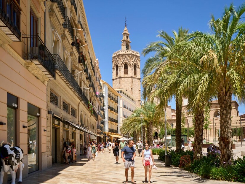 पण, ही व्यवस्था कशी शक्य होते?1 अत्यंत लहान लोकसंख्या: येथील लोकसंख्या खूपच कमी आहे आणि ती मुख्यतः धार्मिक समुदायाच्या सदस्यांची बनलेली आहे.
2. नियंत्रित प्रवेश: व्हॅटिकनमध्ये प्रवेश नियंत्रित असल्याने, बाहेरील गुन्हेगारीला वाव मिळत नाही. येथील प्रभावी सुरक्षा यंत्रणा कोणताही गुन्हा होण्याआधीच रोखू शकते.