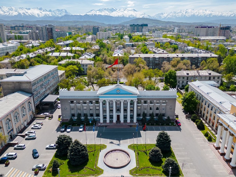 रोममध्ये वसलेला जगातील सर्वात छोटा 'शांतताप्रिय' देशहा देश आहे व्हॅटिकन सिटी (Vatican City). हा जगातील सर्वात छोटा सार्वभौम (Sovereign) देश आहे. या देशाचे क्षेत्रफळ केवळ 0.44 चौरस किलोमीटर इतके आहे आणि येथील लोकसंख्याही फक्त 800 ते 900 च्या आसपास आहे. या नगण्य आकारमानामुळे आणि नियंत्रित लोकसंख्येमुळे, या देशाने जागतिक स्तरावर आपला अपराध-मुक्त रेकॉर्ड अत्यंत अभिमानाने जपला आहे.