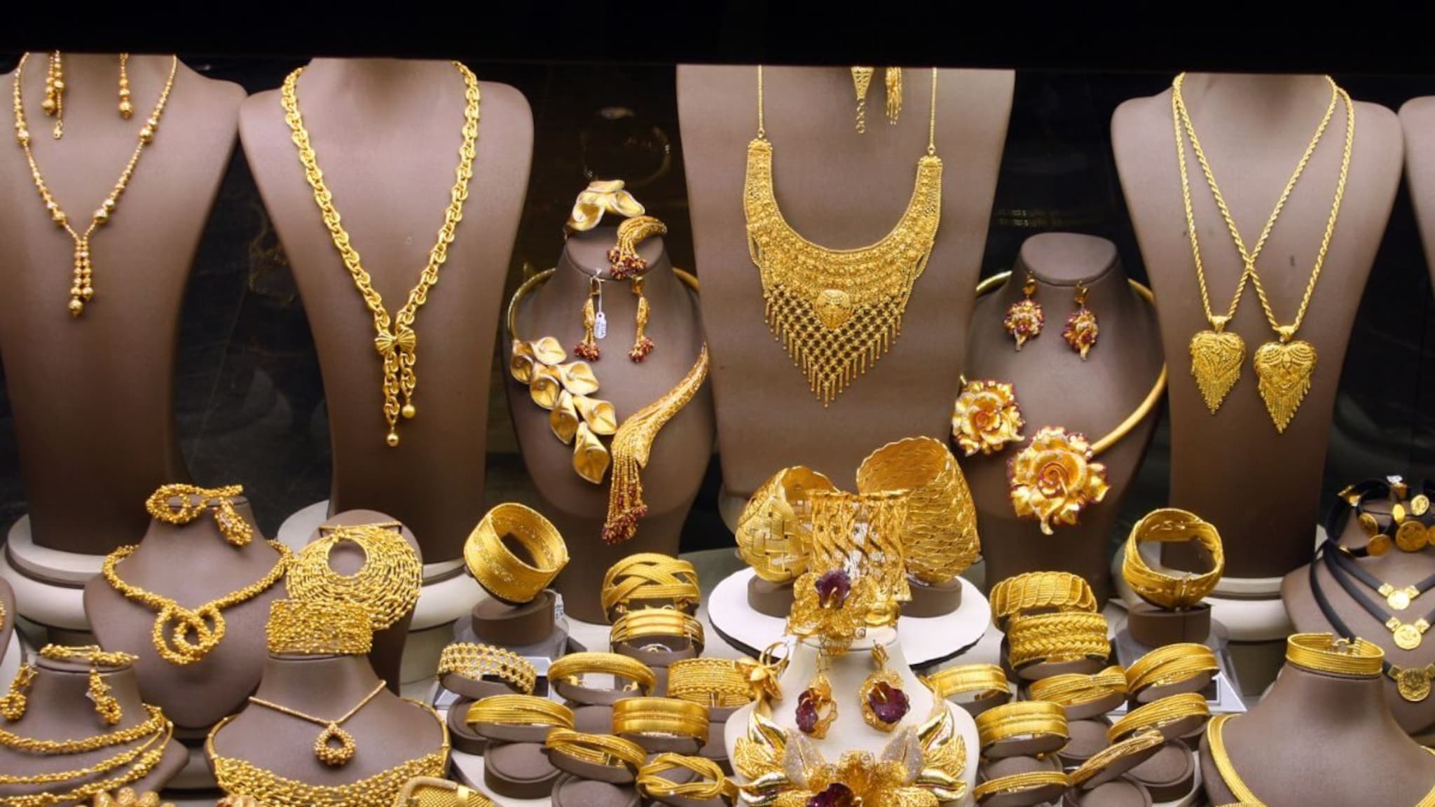 Gold Rate : भारतात सोनं 10 हाजाराने स्वस्त, पण पाकिस्तानमध्ये काय परिस्थिती? तिथे 1 तोळं सोन्याचा भाव किती?