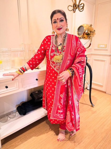 सुनीताने स्व: कमाईवरही भाष्य केलं. ती म्हणाली, 