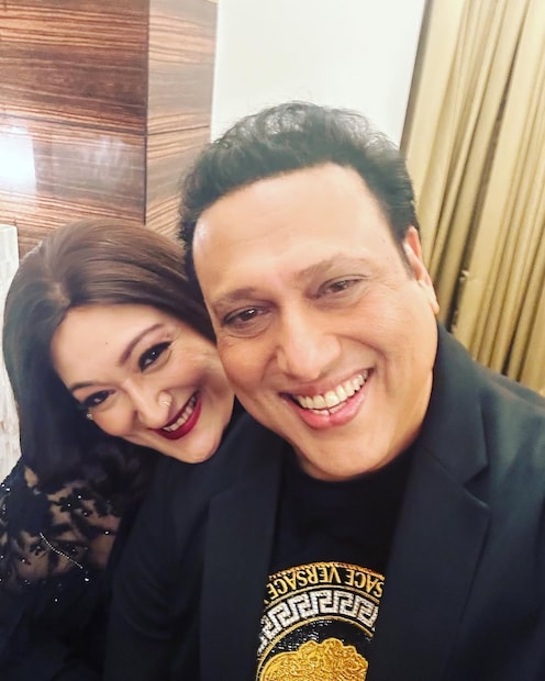 गोविंदा आणि सुनीता आहुजा मागील काही महिन्यांपासून त्यांच्या डिवोर्समुळे चर्चेत आहेत. दोघांचा डिवोर्स होणार अशा अनेक चर्चा सुरू आहेत. पण गणपतीत दोघांनीही त्या चर्चांना अफवा असल्याचं सांगितलं.