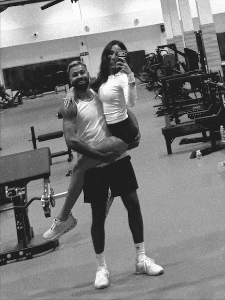 हार्दिकने पोस्ट केलेल्या इतर फोटोंमध्ये दोघे वर्कआउट करताना मजा करताना दिसतात. एका सुंदर कॅन्डिड शॉटमध्ये हार्दिक माहिकाला कडेवर घेतलंय आणि माहिकाने मिरर सेल्फी क्लिक केला आहे. हा फोटो पाहून दोघांमधील रिलेशनचा अंदाज लागतोय. 