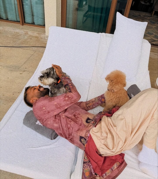 क्रिकेटर हार्दिक पांड्या त्याच्या खेळाबरोबरच त्याच्या लव्ह लाइफमुळेही चर्चेत असतो. हार्दीक पांड्याने नताशाला डिवोर्स डिवोर्स दिल्यानंतर त्याचं नाव अनेक मॉडेल्स आणि अभिनेत्रींसोबत जोडलं गेलं होतं. दरम्यान हार्दिक पांड्याने नुकतेच काही फोटो त्याच्या सोशल मीडियावर शेअर केलेत. क्रिकेटर हार्दिक पांड्या त्याच्या खेळाबरोबरच त्याच्या लव्ह लाइफमुळेही चर्चेत असतो. हार्दीक पांड्याने नताशाला डिवोर्स डिवोर्स दिल्यानंतर त्याचं नाव अनेक मॉडेल्स आणि अभिनेत्रींसोबत जोडलं गेलं होतं. दरम्यान हार्दिक पांड्याने नुकतेच काही फोटो त्याच्या सोशल मीडियावर शेअर केलेत.