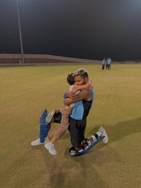 2020 मध्ये कोरोना काळात हार्दिक आणि नताशा यांनी लग्न केलं होतं. लग्नाआधी ते लिव्हइनमध्ये राहत होते. दोघांना मुलगा देखील झाला. मुलगा मोठा होत असताना हार्दिक आणि नताशा यांनी 2024 मध्ये डिवोर्स घेतला. 