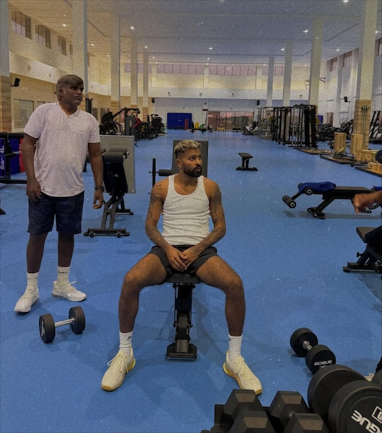 11 ऑक्टोबरला हार्दिक पांड्याने त्याचा 32 वा बर्थडे मालदीवमध्ये एका शांत आणि सुंदर बीचवर माहिकासोबत साजरा केला. हार्दिकच्या अलीकडील बहुतेक पोस्टमध्ये माहिका दिसत असल्याने, त्याने त्यांच्या रिलेशनला अधिकृत मान्यता दिल्याचे स्पष्ट होतंय. त्यांनी समुद्रकिनाऱ्यावर घेतलेल्या रोमँटिक फोटोंनाही चाहत्यांकडून पसंती मिळत आहे.