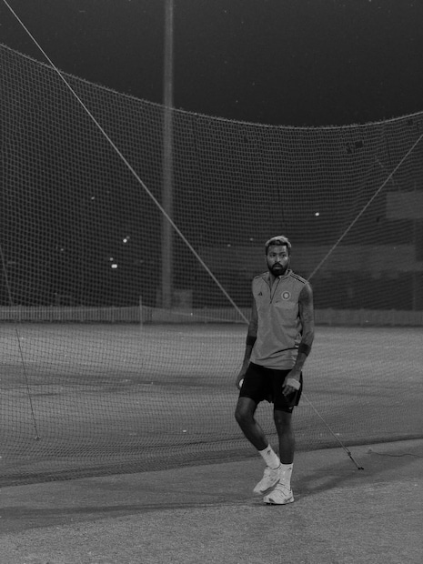 स्टार क्रिकेटपटू हार्दिक पंड्याने शेअर केलेल्या एका फोटोमध्ये हार्दिक आणि माहिका एकत्र पूजा करताना दिसत आहेत. तर दुसऱ्या फोटोमध्ये हार्दिक माहिकाच्या गालावर किस करताना कॅमेऱ्यात कैद झाला आहे. त्यांचे हे रोमँटीक फोटो पाहत असतानाच पुढचा फोटो तर भुवया उंचवायला भाग पाडतोय.  