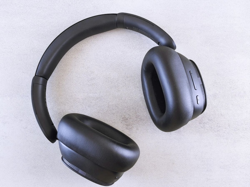 अलीकडच्या काळात सोशल मीडियावर एक भन्नाट आणि विचित्र ट्रेंड जोरात व्हायरल होत आहे. जगभरातील लोक आपले महागडे हेडफोन फ्रीजरमध्ये ठेवू लागले आहेत आणि त्याला ‘फिक्सिंग ट्रिक’ म्हणून पाहिले जात आहे. हे ऐकताना कितीही वेड्यासारखं वाटलं तरी अनेक यूजर्स सांगत आहेत की या पद्धतीने त्यांचे बंद पडलेले हेडफोन पुन्हा काम करू लागले. चला तर, नेमकं प्रकरण काय आहे ते जाणून घेऊया. याने खरंच हेडफोन्स चालू होतात का? याचं फॅक्ट चेक्स पाहू अलीकडच्या काळात सोशल मीडियावर एक भन्नाट आणि विचित्र ट्रेंड जोरात व्हायरल होत आहे. जगभरातील लोक आपले महागडे हेडफोन फ्रीजरमध्ये ठेवू लागले आहेत आणि त्याला ‘फिक्सिंग ट्रिक’ म्हणून पाहिले जात आहे. हे ऐकताना कितीही वेड्यासारखं वाटलं तरी अनेक यूजर्स सांगत आहेत की या पद्धतीने त्यांचे बंद पडलेले हेडफोन पुन्हा काम करू लागले. चला तर, नेमकं प्रकरण काय आहे ते जाणून घेऊया. याने खरंच हेडफोन्स चालू होतात का? याचं फॅक्ट चेक्स पाहू