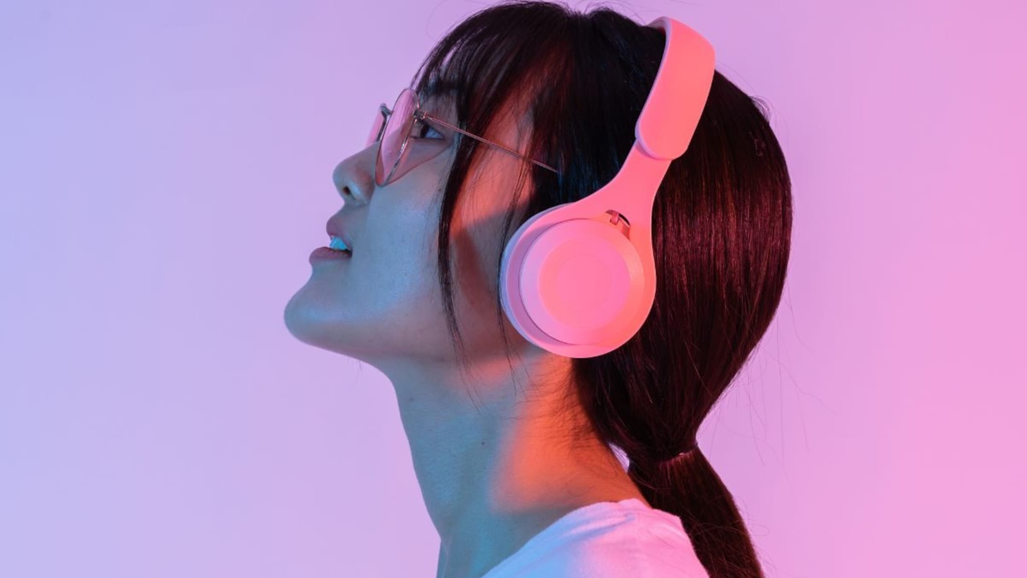 हेडफोनला फ्रीजरमध्ये का ठेवतायत लोक? जगभरात का सुरु झाला नवीन ट्रेंड, याने नक्की काय होतं?