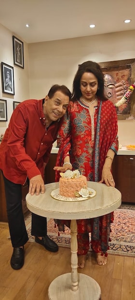  धर्मेंद्र यांनी 24 नोव्हेंबर 2025 रोजी वयाच्या 89 व्या वर्षी अखेरचा श्वास घेतला. त्यांच्या निधनाच्या चौथ्या दिवशी हेमा मालिनी यांनी ट्वीट करत खास पोस्ट शेअर करत आपलं दु:ख व्यक्त केलं आहे.