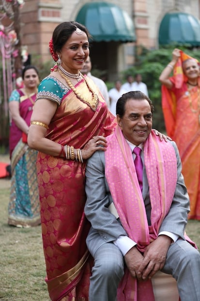 हेमा मालिनी आणि त्यांच्या दोन मुली प्रेयर मीटमध्ये दिसल्या नसल्या तरी अभिनेत्री ईशा देओलचा एक्स नवरा भरत तख्तानी प्रेयर मीटमध्ये आल्याचं पाहायला मिळालं. हेमा मालिनी यांची भाची मधु शाह यांनीही हजेरी लावली होती. बोनी कपूर प्रेयर मीटनंतर हेमा मालिनी यांना भेटण्यासाठी त्यांच्या घरी गेले होते.