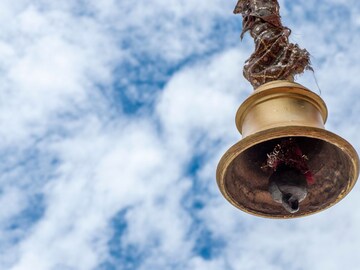 देवाला नमस्कारापूर्वी घंटा वाजवायची का नंतर? घंटा वाजवण्याचेही असतात नियम