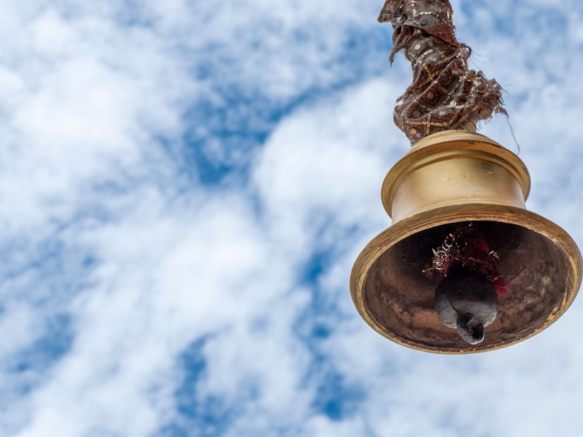 मंदिरात दर्शनाला गेल्यावर प्रत्येक भक्त एक गोष्ट नक्की करतो. देवाच्या गाभाऱ्यात प्रवेश करताना किंवा बाहेर पडताना घंटा वाजवणे. अनेकांना वाटतं, देवाच्या नावाचा स्मरण करताना घंटा वाजवली की पुण्य लाभतं. तर काही लोकांचं म्हणणं आहे की आपण आलोय हे सांगण्यासाठी देवळात घंटा वाजवावी. पण धार्मिक शास्त्रांनुसार, घंटा वाजवण्याचेही काही विशिष्ट नियम आहेत, जे फार थोड्यांना माहीत आहेत. मंदिरात दर्शनाला गेल्यावर प्रत्येक भक्त एक गोष्ट नक्की करतो. देवाच्या गाभाऱ्यात प्रवेश करताना किंवा बाहेर पडताना घंटा वाजवणे. अनेकांना वाटतं, देवाच्या नावाचा स्मरण करताना घंटा वाजवली की पुण्य लाभतं. तर काही लोकांचं म्हणणं आहे की आपण आलोय हे सांगण्यासाठी देवळात घंटा वाजवावी. पण धार्मिक शास्त्रांनुसार, घंटा वाजवण्याचेही काही विशिष्ट नियम आहेत, जे फार थोड्यांना माहीत आहेत.
