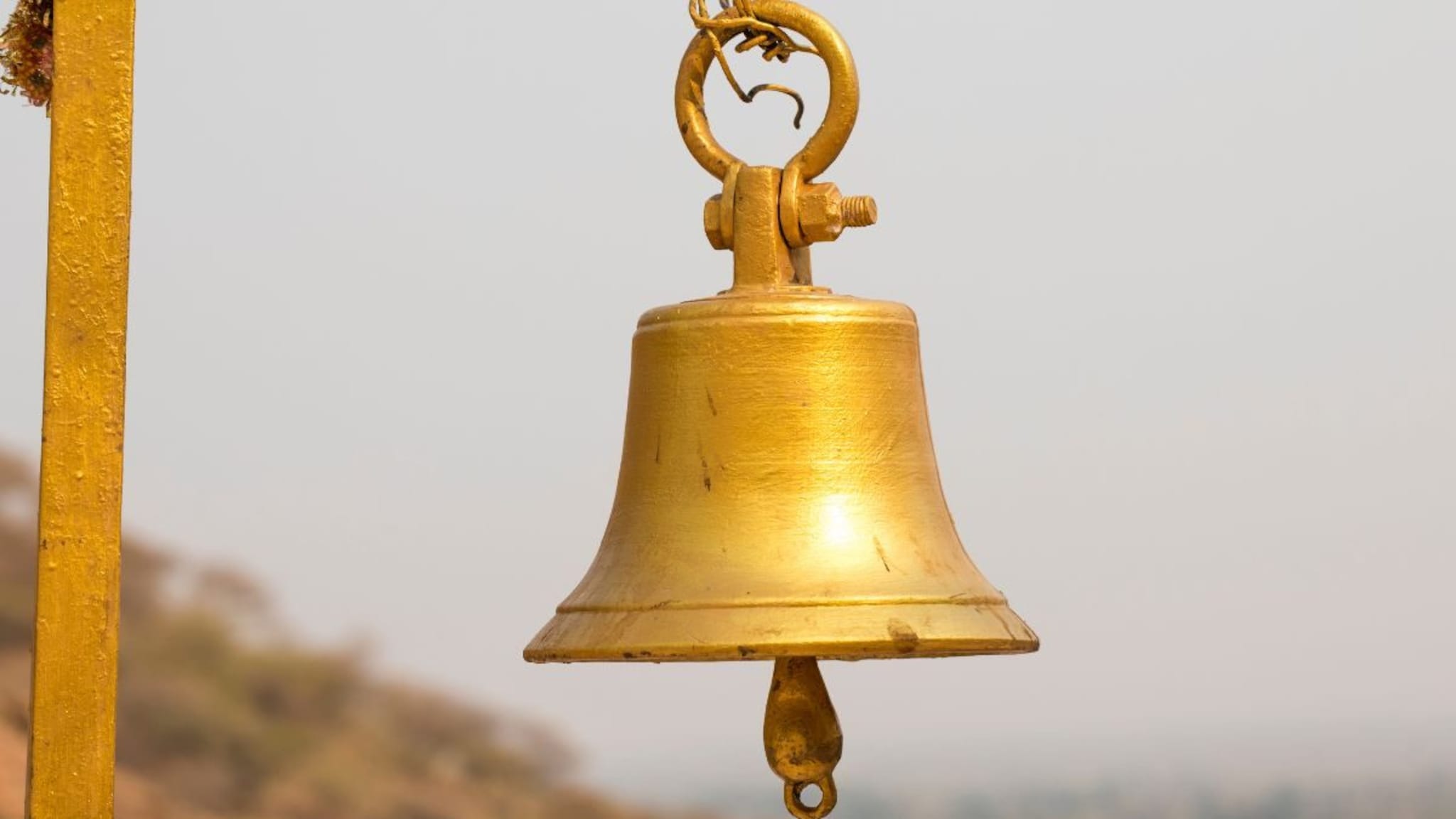 देवाला नमस्कारापूर्वी घंटा वाजवायची का नंतर? घंटा वाजवण्याचेही असतात नियम, तुम्हाला ते माहितीय का?
