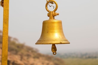 देवाला नमस्कारापूर्वी घंटा वाजवायची का नंतर? घंटा वाजवण्याचेही असतात नियम