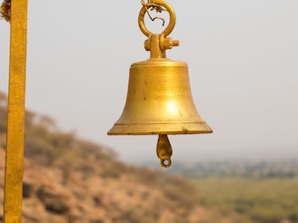 देवाला नमस्कारापूर्वी घंटा वाजवायची का नंतर? घंटा वाजवण्याचेही असतात नियम