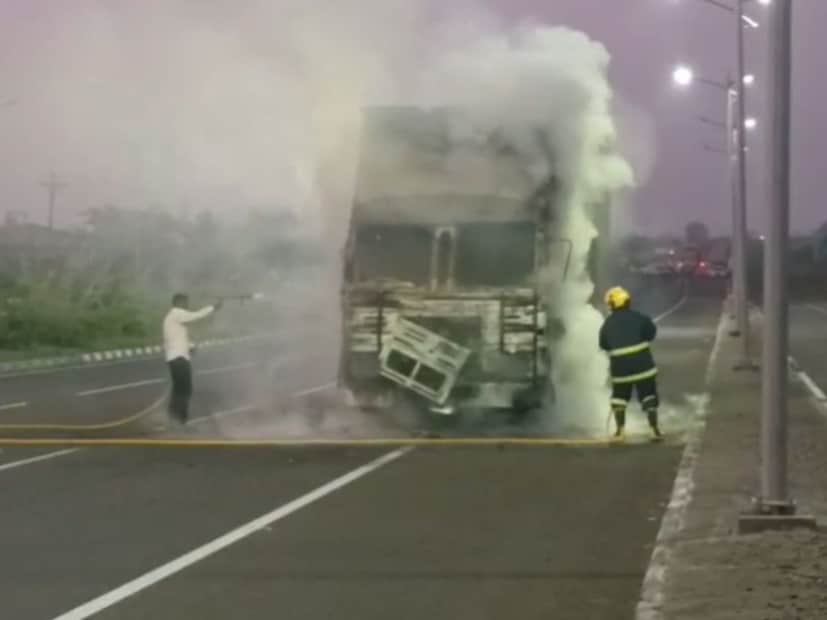 आज शनिवारी सायंकाळी कळमनुरी तालुक्यातील दातीफाटा शिवारात राष्ट्रीय महामार्गावर एका कंटेनरने अचानक पेट घेतल्याची घटना घडली आहे. 