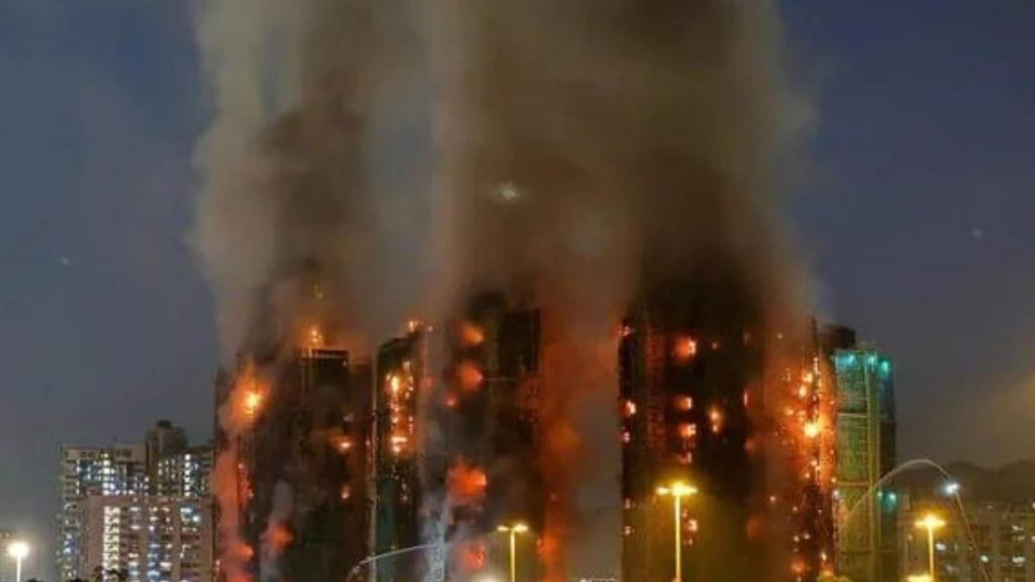 Hong-Kong Fire : ...आणि पाहाता पाहाता 5 इमारतींना पेट घेतला, हा कोणताही सिनेमा नाही; हाँगकाँगमधील घटनेचे भयानक Photo