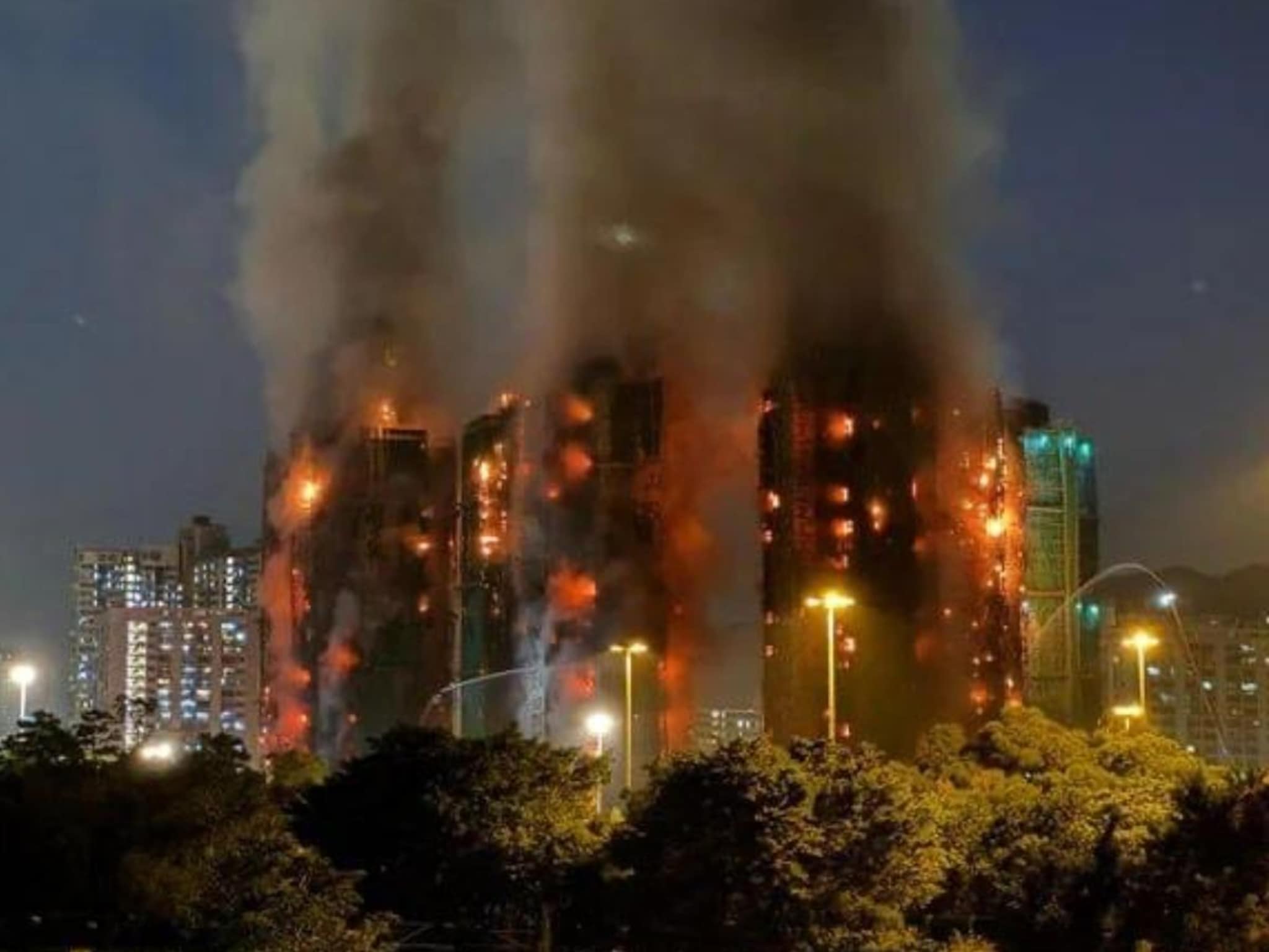 Hong-Kong Fire : ...आणि पाहाता पाहाता 5 इमारतींना पेट घेतला, हा कोणताही सिनेमा नाही; हाँगकाँगमधील घटनेचे भयानक Photo