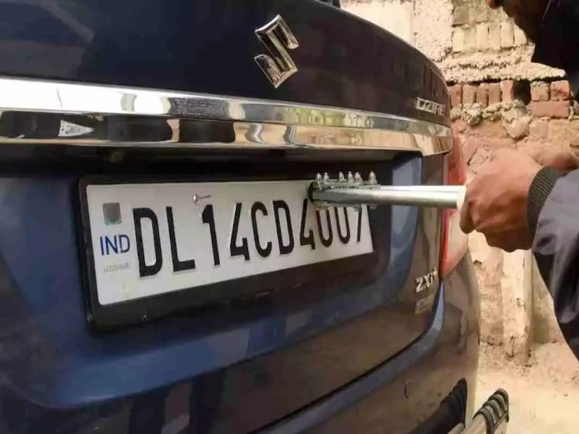 महाराष्ट्राबद्दल विचार केला तर संपूर्ण महाराष्ट्रात 1 एप्रिल 2019 पूर्वी नोंदणी झालेल्या 2.10 कोटी जुन्या वाहनांना HSRP आवश्यक आहे. यापैकी 90 लाख वाहनांनी HSRP साठी नोंदणी केली आहे. आतापर्यंत केवळ 73 लाख वाहनांवर HSRP बसवण्यात आल्या आहेत. परिणामी, अजूनही सुमारे 65 टक्के वाहनांवर HSRP बसवलेली नाही.