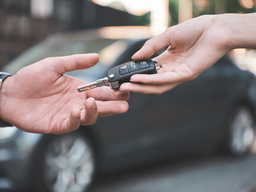 1 एप्रिल 2019 पूर्वीच्या गाड्यांसाठी HSRP का आहे आवश्यक?उच्च न्यायालयाच्या आदेशानुसार, 1 एप्रिल 2019 पूर्वी नोंदणी झालेल्या सर्व जुन्या वाहनांवर हाय-सिक्युरिटी नंबर प्लेट (HSRP) बसवणे बंधनकारक आहे. या नंबर प्लेटमुळे अपघात (Accident) किंवा गुन्हेगारीत (Crime) सामील असलेल्या वाहनांना सहज ओळखता येते. यामुळे सर्व वाहने सुरक्षित राहतील आणि गुन्हेगारीवर नियंत्रण ठेवण्यास मदत होईल, असे मानले जाते.
