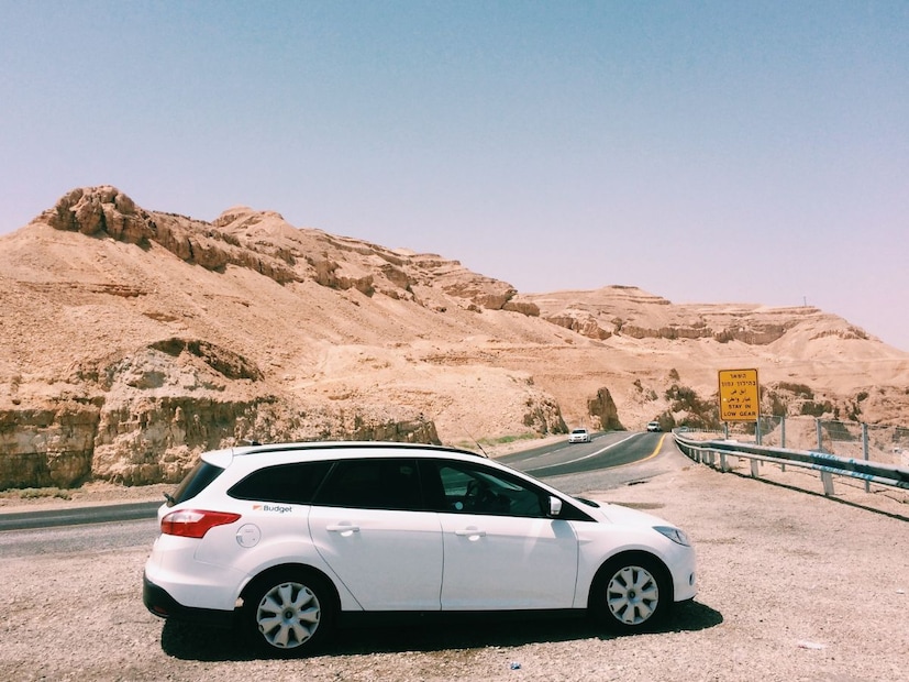 31 डिसेंबरनंतर काय? दंड (Penalty) लागणारपरिवहन विभागाने अनेकवेळा मुदतवाढ देऊनही नागरिकांनी याकडे लक्ष दिले नाही. आता, ज्या वाहनांवर HSRP नाही, त्यांची कोणतीही कामे आरटीओमध्ये (RTO) होत नाहीत. वाहन मालकांना त्वरित HSRP बसवण्याचे आवाहन करण्यात आले आहे, कारण 31 डिसेंबरनंतर HSRP नसलेल्या वाहनांवर मोठा दंड आकारला जाईल.