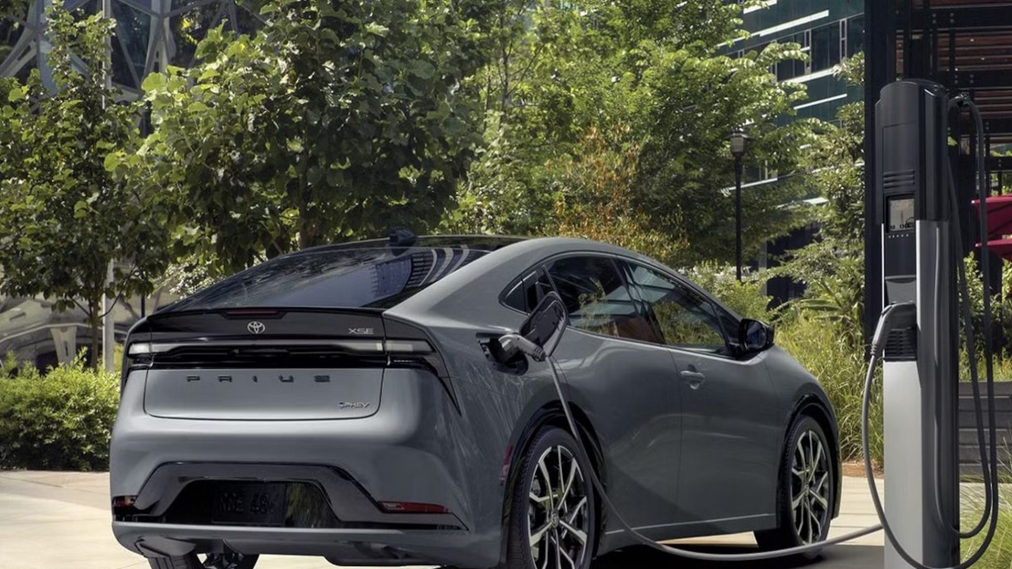 पेट्रोल-डिझेलपेक्षा जास्त मायलेज देतात हायब्रिड कार! कारण ऐकून व्हाल हैराण