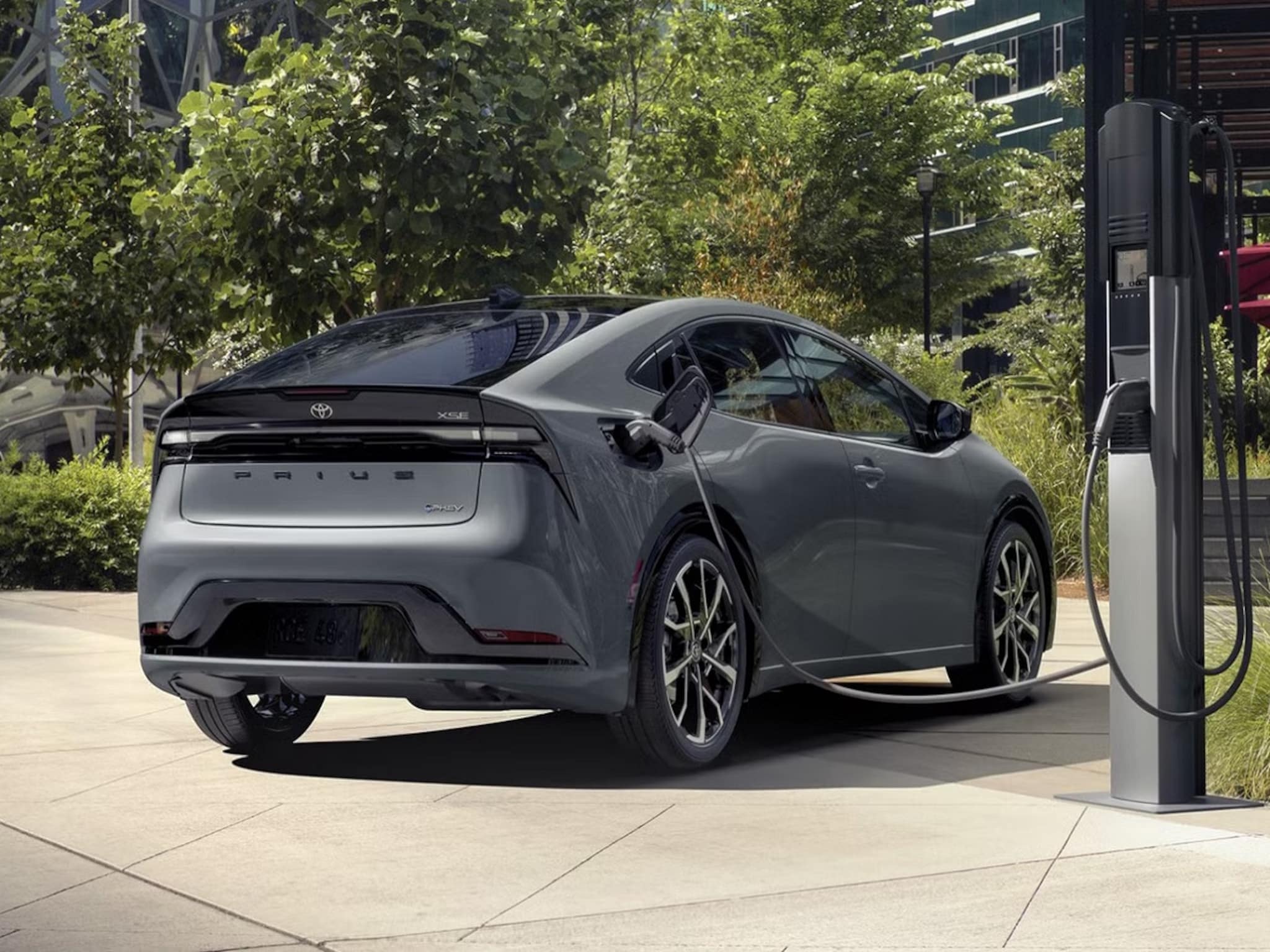 पेट्रोल-डिझेलपेक्षा जास्त मायलेज देतात हायब्रिड कार! कारण ऐकून व्हाल हैराण