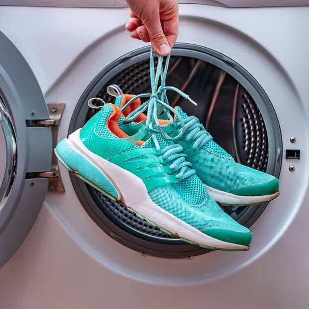 साईकल आणि डिटर्जंटची निवड: शूज धुण्यासाठी नेहमी 'Delicate' किंवा 'Gentle' सेटिंग आणि थंड पाणी वापरा. यामुळे शूज आकुंचन पावणार नाहीत किंवा त्यांचे डिझाइन खराब होणार नाही. कमी प्रमाणात लिक्विड डिटर्जंट वापरा.