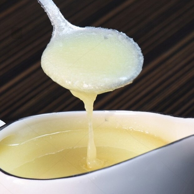 फॅट प्रमाण: म्हशीच्या तुपात फॅटचे प्रमाण (साधारण 7-8%) जास्त असते, तर गायीच्या तुपात ते (साधारण 3-4%) कमी असते. यामुळे म्हशीच्या तुपात कॅलरी जास्त असतात.