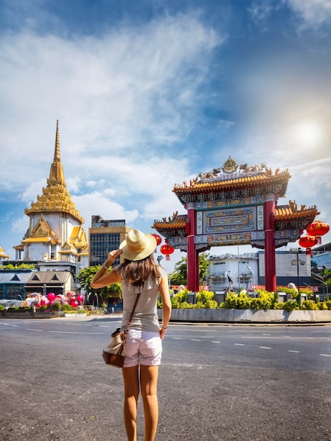 परदेशात भेट देण्यासाठी अनेक ठिकाणे असली तरी, तरुणांना बँकॉकला भेट देणे सर्वात जास्त आवडते. असे म्हटले जाते की येथील नाईटलाइफ अद्भुत आहे. पण तुम्ही कधी विचार केला आहे का की मोठ्या संख्येने भारतीय बँकॉकला भेट देण्यासाठी इतके पैसे का खर्च करतात?