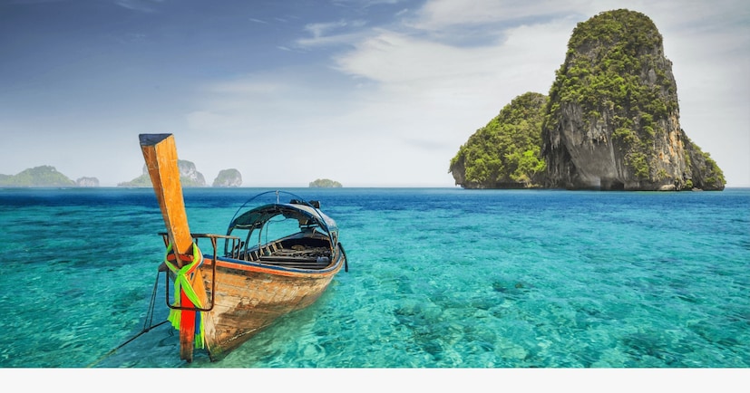 बँकॉकमध्ये प्राचीन आणि भव्य मंदिरे, सुंदर समुद्रकिनारे, मोठे शॉपिंग मॉल्स, मोठे बाजार, आणि साहसी उद्याने (जसे की मरीन पार्क आणि सफारी वर्ल्ड) आहेत जी पर्यटकांना आकर्षित करतात.