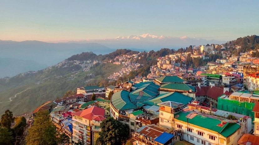 गंगटोक: भारतातच असलेलं सिक्कीम हे ठिकाण काही नवीन नाही, पण या ठिकाणीच अशा काही जागा आहेत ज्या तुम्ही एकदा व्हिजिट केल्याचं पाहिजेत. गंगटोक ही सिक्कीममधील अशी जागा आहे जिथे तुम्ही एकदा तरी गेलंच पाहिजे. शहराचे हृदय म्हणून ओळखले जाणारे एमजी रोड हे संध्याकाळी फिरण्यासाठी एक उत्तम ठिकाण आहे. जवळच्या मठांमध्ये, हस्तकला दुकानांमध्ये आणि स्थानिक कॅफेमध्ये वेळ घालवणे हा एक फायदेशीर अनुभव आहे.