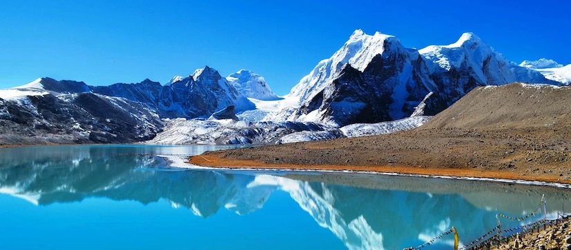 त्सोमगो तलाव आणि बाबा मंदिराचा प्रवास: सकाळी लवकर उठून त्सोमगो तलावाकडे जा. तलावाचे शांत, निळे पाणी आणि त्याच्या सभोवतालची बर्फाच्छादित शिखरे एक चित्तथरारक दृश्य देतात. नंतर, धैर्य आणि भक्तीचे प्रतीक असलेल्या बाबा हरभजन सिंग मंदिराला भेट द्या.