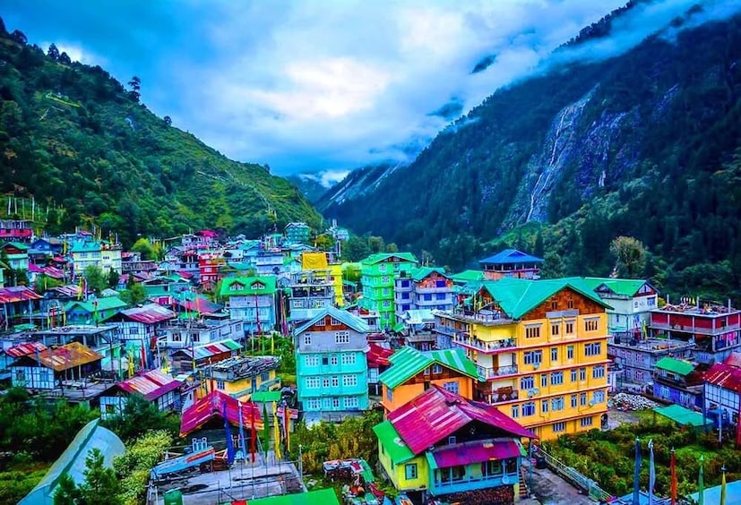 लाचुंगला जा: आता, गंगटोकहून लाचुंगला जा. डोंगराच्या कडेला कोसळणारे धबधबे, ढगांनी आच्छादलेले रस्ते आणि आजूबाजूला हिरवळ मनमोहक आहे. लाचुंग हे एक लहान पण नयनरम्य गाव आहे जिथे तुम्ही पर्वतांमध्ये स्वतःचा आनंद घेऊ शकता.