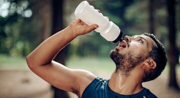 पॅकेज्ड वॉटरवर का असते 'एक्सपायरी डेट'? बाटलीबंद पाणी पिणे कधी ठरते धोकादायक