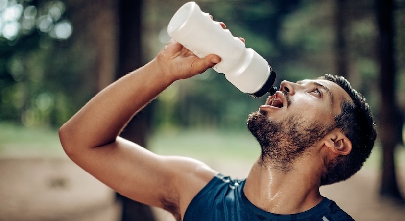 आपण दररोज पाणी पितो, पण कधी विचार केला आहे का की पाणी एक्सपायर होऊ शकते का? हो, हे विचित्र वाटते, कारण पाणी हा एक नैसर्गिक पदार्थ आहे जो खराब होत नाही. तथापि, जर अयोग्यरित्या किंवा चुकीच्या कंटेनरमध्ये साठवले तर ते आपल्या आरोग्यासाठी हानिकारक ठरू शकते. आपण दररोज पाणी पितो, पण कधी विचार केला आहे का की पाणी एक्सपायर होऊ शकते का? हो, हे विचित्र वाटते, कारण पाणी हा एक नैसर्गिक पदार्थ आहे जो खराब होत नाही. तथापि, जर अयोग्यरित्या किंवा चुकीच्या कंटेनरमध्ये साठवले तर ते आपल्या आरोग्यासाठी हानिकारक ठरू शकते.