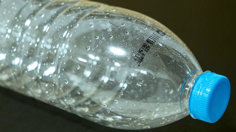 पाण्याच्या बाटल्यांवर बऱ्याचदा एक्सपायरी डेट लिहिलेली असते. ही तारीख सहसा बाटलीबंद केल्यानंतर दोन वर्षांनी असते, परंतु सत्य हे आहे की पाणी स्वतःच खराब होत नाही; उलट, बाटलीतील प्लास्टिक कालांतराने विरघळू लागते.