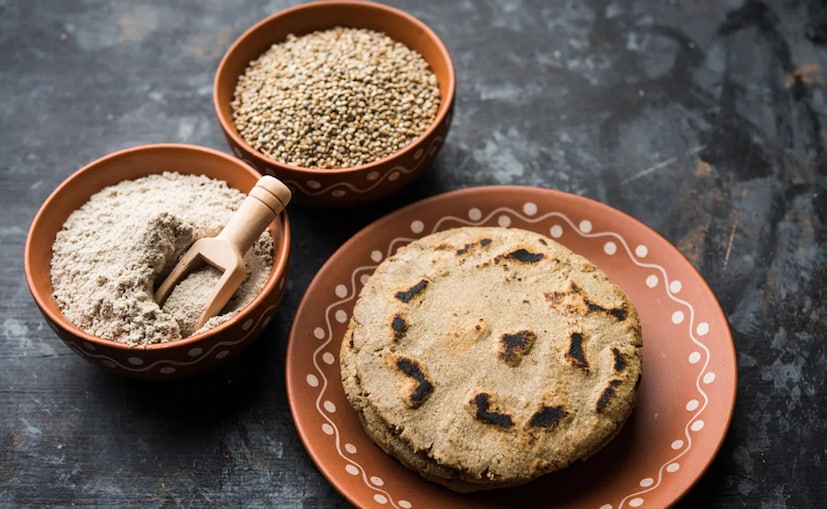 बाजरी आरोग्यासाठी खूप फायदेशीर आहे. प्रथिने आणि फायबरने समृद्ध, बाजरी वजन कमी करण्यास मदत करते. बाजरी मधुमेहाच्या रुग्णांसाठी खूप फायदेशीर ठरते. तथापि, प्रत्येकजण बाजरीची भाकरी सहज बनवू शकत नाही.