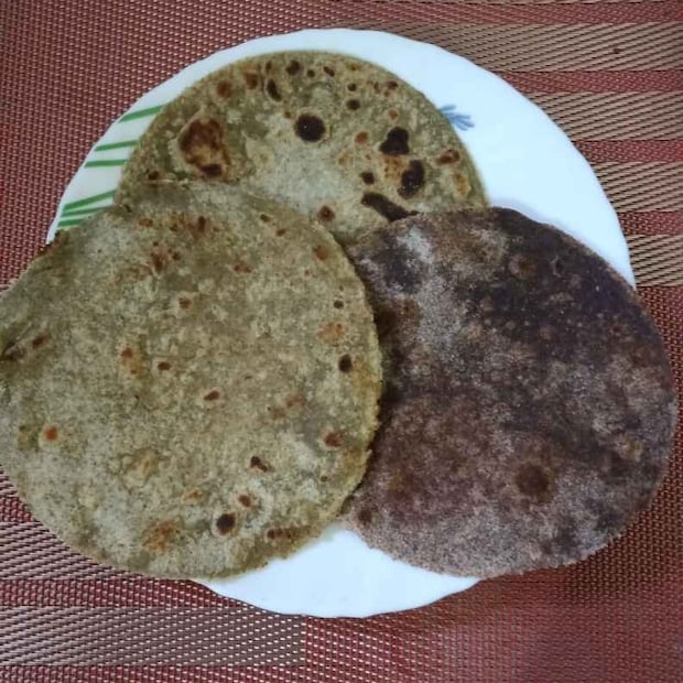 बाजरीची भाकरी बनवण्यासाठी, प्रथम पीठ चाळून घ्या. शुद्ध बाजरीची भाकरी बनवणे थोडे कठीण आहे. त्यात १ मूठभर गव्हाचे पीठ मिसळल्यास ते चांगले होईल. बाजरीचे पीठ आणि गव्हाचे पीठ मिसळा आणि पीठ मळून घ्या. थोडे थोडे पाणी घालून मऊ पीठ मळून घ्या.